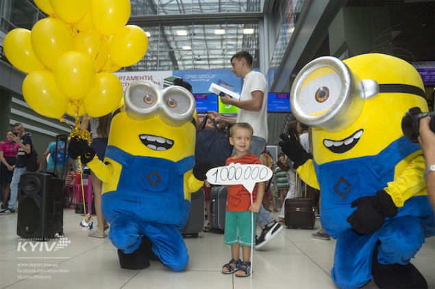 Миллионным пассажиром аэропорта “Киев” стал 3-летний путешественник (фото)