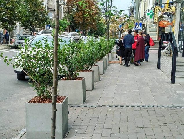 На Ярославовом Валу в Киеве установили ограничители для авто в виде цветочных горшков (фото)