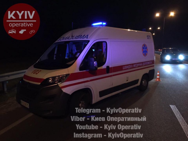 В Киеве девушка-мотоциклистка попала в аварию, пытаясь не сбить собаку (фото, видео)
