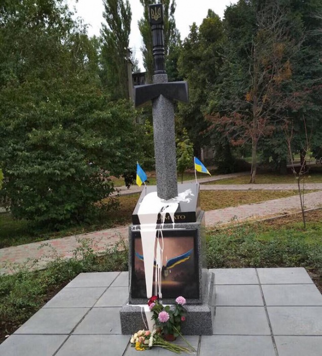 В День независимости в Киеве памятник воинам АТО сначала облили краской, а потом пытались взорвать (фото)