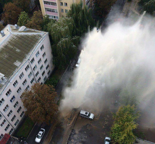 “Гейзер” выше четвертого этажа: в Соломенском районе Киева прорвало трубу (фото)