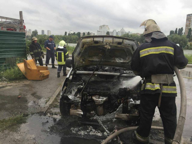 В Киеве сгорели две машины, среди них - Porsche Carrera