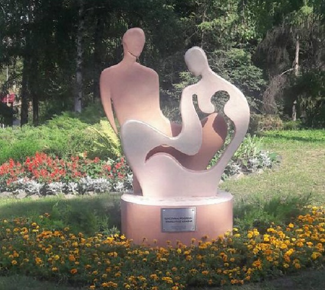 На Певческом поле в Киеве открыли “семейный” арт-объект (фото)