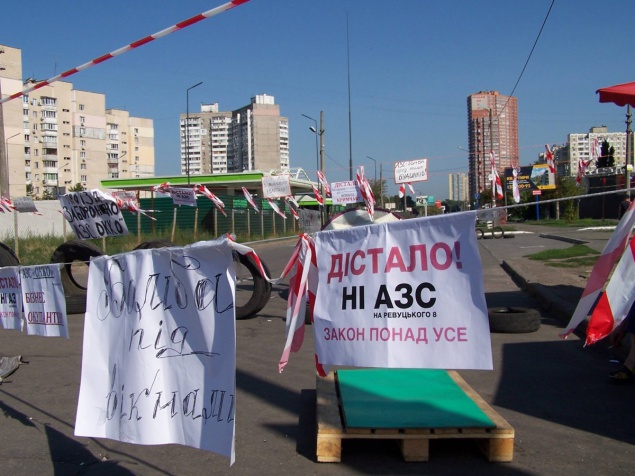 Киевляне опять заблокировали дорогу на улице Ревуцкого из-за строительства АЗС