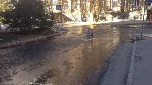Из-за прорыва трубы в Киеве затопило две улицы (фото)