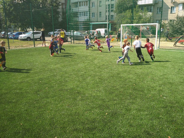 Обновленная спортивная площадка появилась в Подольском районе Киева