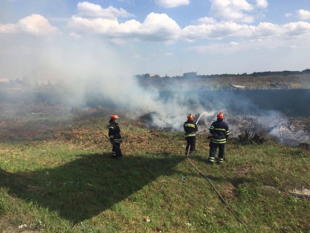 За выходные спасатели Киевщины тушили 20 пожаров в экосистемах (фото)