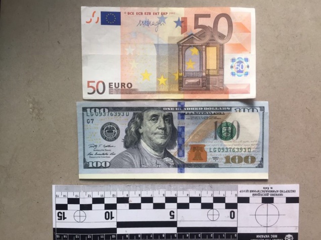 В Киеве задержаны поддельщики валюты, которые “обманули” банкомат на 12 тыс долларов (фото)