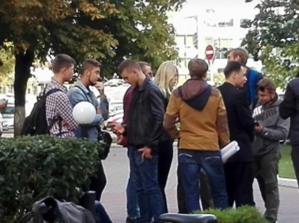Подростки пришли митинговать под офис “Киевгорстроя”