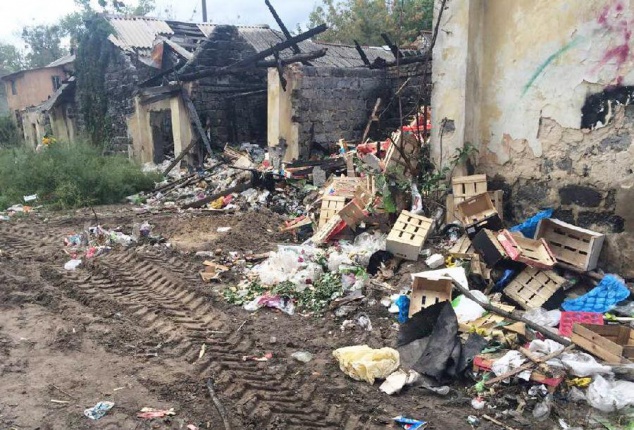 В Киеве ликвидировали стихийную свалку возле развалин без балансосодержателя (фото)