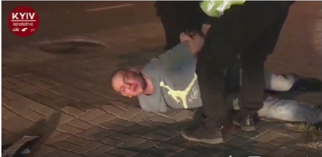 Пьяный баскетболист в Киеве после ДТП устроил драку и запрыгнул в мусорник (видео)