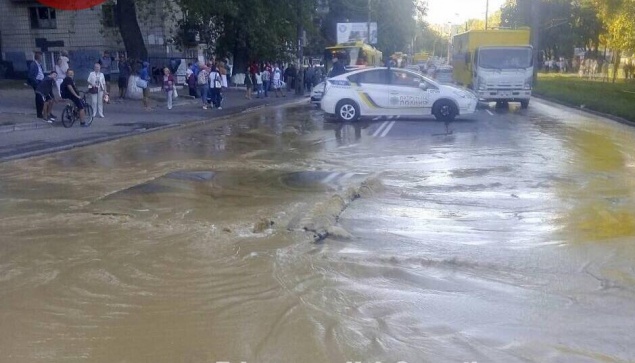 В Киеве второй прорыв трубы за день: на улице Кирилловской асфальт ушел под воду (фото, видео)
