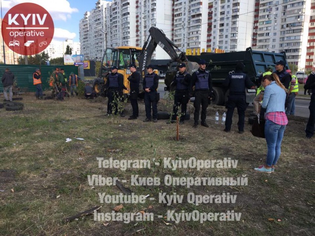 Возле скандальной АЗС в Киеве полиция применила против местных жителей слезоточивый газ (фото, видео)