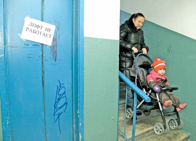 Жители дома на Русановке просят мэрию Киева включить их дом в программу замены лифтов