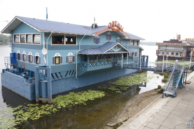 К Русановской набережной спустя десять лет снова пришвартовался плавучий ресторан