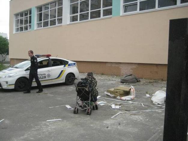 Со школьного двора в Дарницком районе едва не стащили старые батареи (фото)