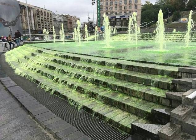 На столичном Майдане отключили фонтан из-за “зеленых хулиганов” (фото, видео)