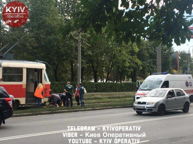 Возле столичного парка человек попал под колеса трамвая (фото)