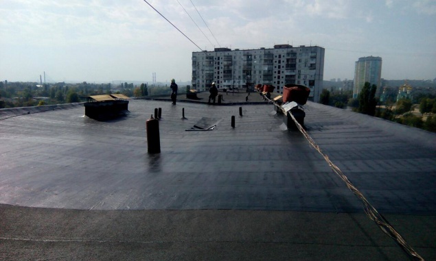 В результате взрыва на крыше жилого дома на Березняках пострадали два человека (фото)