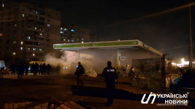 В Киеве во время разгрома АЗС на Ревуцкого ранен несовершеннолетний (фото)