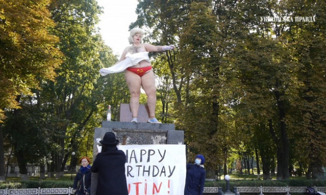 В Киеве активистка Femen в образе Монро поздравила президента с днем рождения (фото, видео)