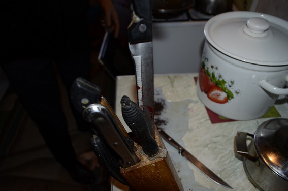 В Дарницком районе Киева два родных брата порезали друг друга кухонными ножами (фото)