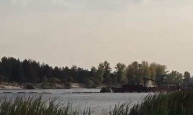 В реке Десна под Киевом, не скрываясь, незаконно добывают песок (видео)