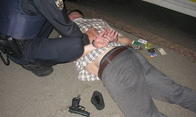 За стрельбу посреди улицы на столичной Оболони мужчине грозит до семи лет тюрьмы (фото)