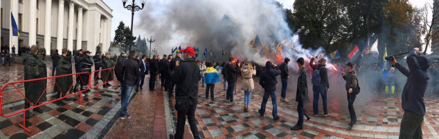 Верховная Рада в дыму: националисты зажгли шины и дымовые шашки (фото, видео)
