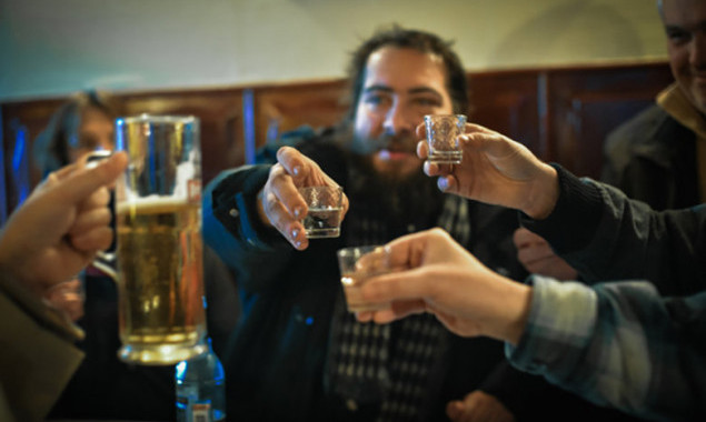 Столичные МАФы-“наливайки” игнорируют запрет на продажу алкоголя	