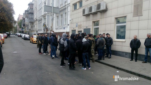 Представители двух общественных организаций устроили массовую драку в Киеве (фото)