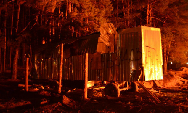 Активисты разгромили строительный вагончик и сожгли забор скандальной стройки в Беличанском лесу (фото)