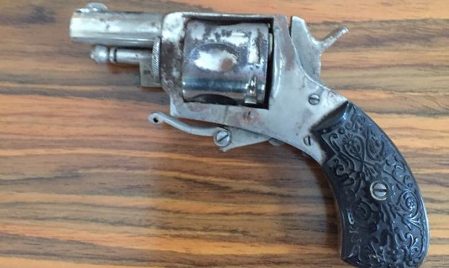 В Киево-Могилянской академии за шкафами обнаружен дамский револьвер 150-летней давности (фото)