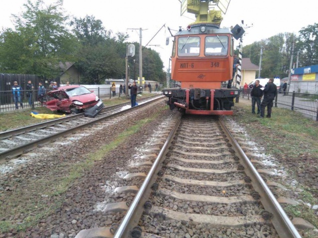 В Глевахе на Киевщине поезд сбил автомобиль на ж/д-переезде: пассажир авто погиб (фото)