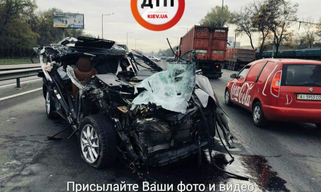 Скользкая дорога привела к серьезной аварии на Столичном шоссе в Киеве (фото)
