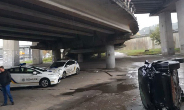 В Киеве автомобиль с ребенком в салоне упал с пятиметровой эстакады