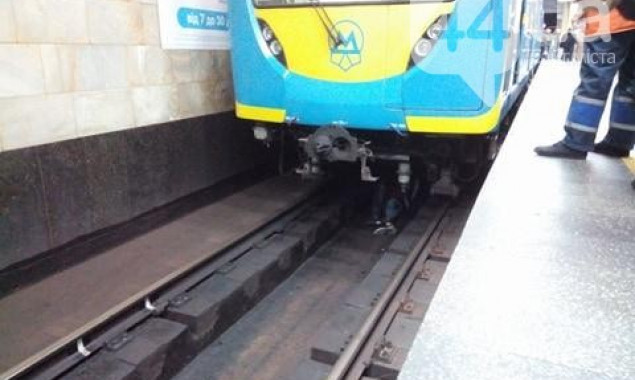 В столичном метро парень попал под поезд - остановлено движение (фото)