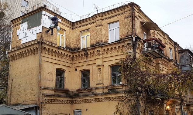 Утеплители изуродовали фасад исторического здания в Киеве (фото)