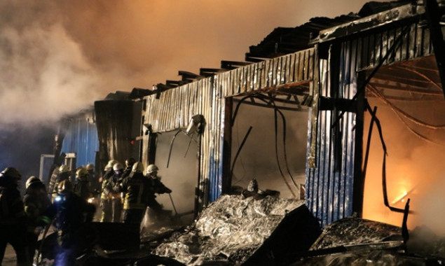 Ночью в Киеве произошел масштабный пожар на складе (фото, видео)