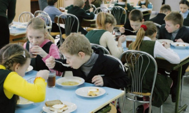 Спецкомиссия “медленно, но конструктивно” проверяет качество питания в школах столицы