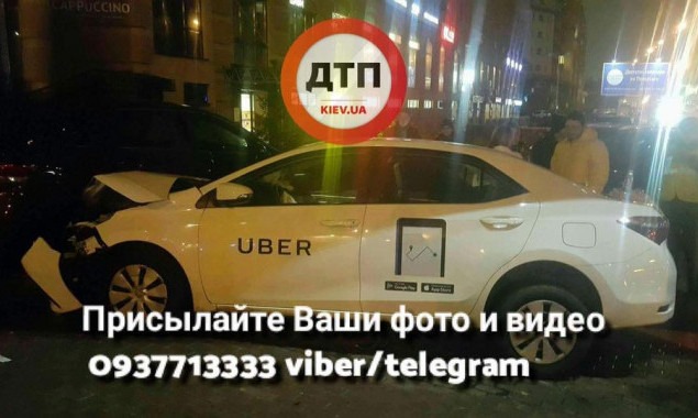 Такси “не проскочило”: в Киеве в результате аварии пострадали 5 авто Mercedes и Toyota (фото, видео)