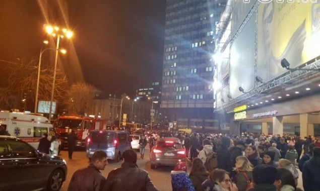 В Киеве массовая эвакуация: из-за сообщений о минировании людей выводят из больницы, ТРЦ и ж/д вокзалов (фото)