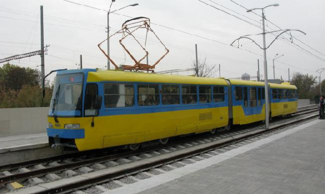 Киевляне просят построить переезд через трамвайные пути в Днепровском районе
