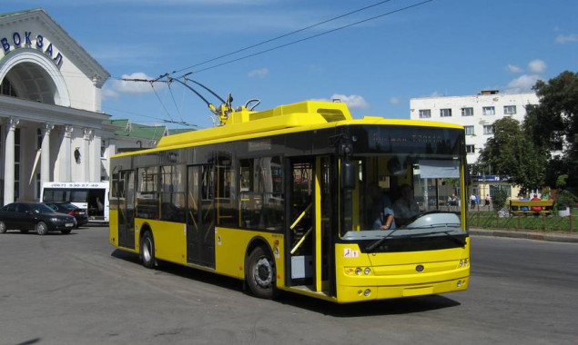Движение двух троллейбусов и автобусов в субботу в Киеве будет изменено из-за ярмарок (схемы)