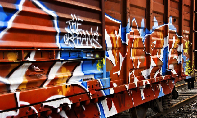 На Киевщине вагоны электричек опять раскрасили граффити