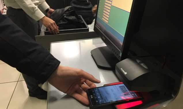 В аэропорту “Киев” запустили электронную систему считывания посадочных талонов
