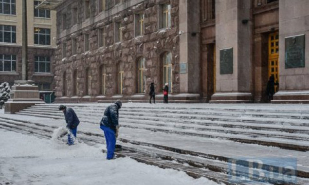 За неубранный снег на тротуарах 18 декабря в Киеве составлен 131 админпротокол