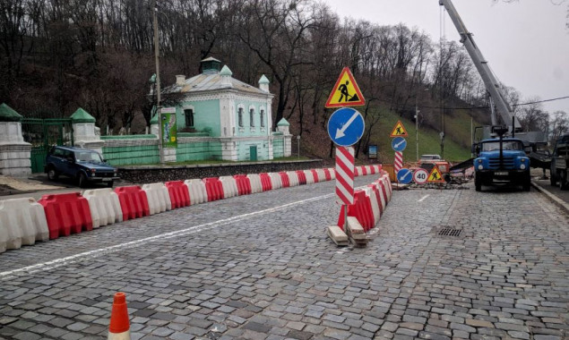Владимирский спуск в Киеве будет частично перекрыт до четверга (фото)