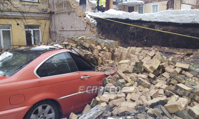 Столичные власти обещают возместить убытки собственникам авто, на которые обрушилась стена
