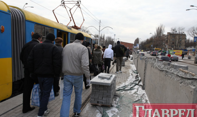 Просевший асфальт изменил маршруты киевских трамваев